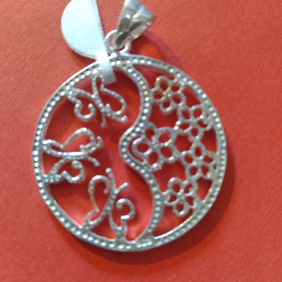 ❤️ 1 1/8" 925 SS 🦋 Butterfly/Flowers🌼 Pendant - Picture 3 of 7